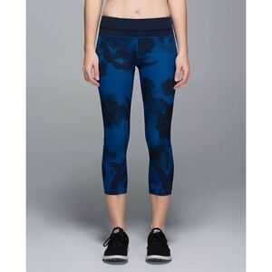 Lululemon Run: Inspire Crop II Full-On Luxtreme
Jumbo Inky Floral Black Inkwell